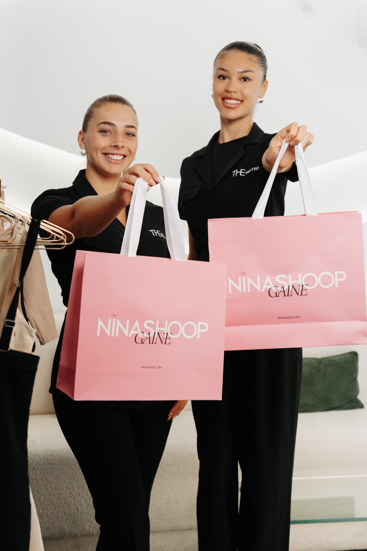 L'équipe Nina Shoop dans la boutique avec les sacs roses